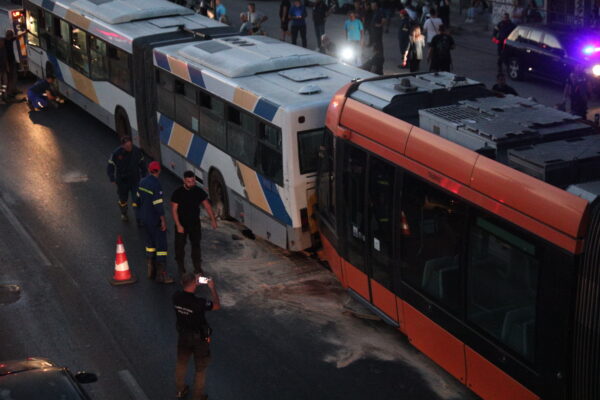 Σύγκρουση τραμ και λεωφορείου στον Πειραιά με την παρουσία συνεργείων και αστυνομίας στο σημείο του ατυχήματος.