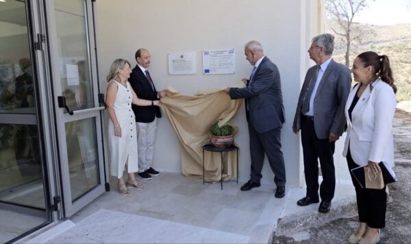 Εγκαίνια ανακαινισμένων κτιρίων του Κέντρου Δορυφόρων Διονύσου του Εθνικού Μετσόβιου Πολυτεχνείου με την αφαίρεση καλύμματος.