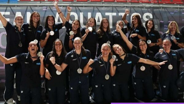 Η Εθνική Νεανίδων Κ18 πανηγυρίζει το ασημένιο μετάλλιο στο Ευρωπαϊκό Πρωτάθλημα.