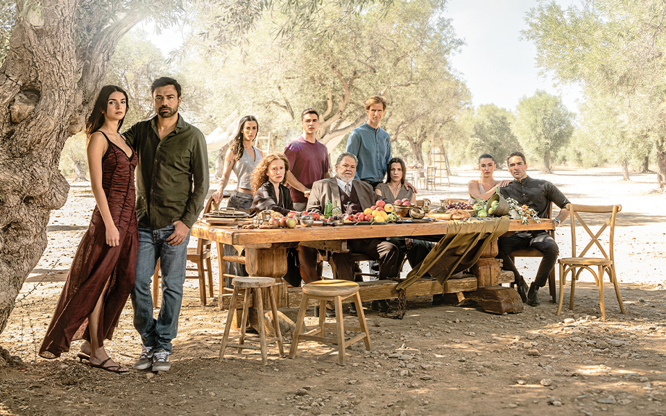 «Η Γη της Ελιάς» Επεισόδιο 15: Ο Στάθης πιάνει την Ιουλία και τον Τζον μαζί!