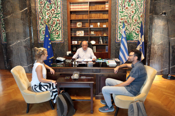 Συνάντηση του Προέδρου της Βουλής Ν. Κακλαμάνη με αντιπροσωπεία των «Γιατρών Χωρίς Σύνορα» στο γραφείο του.