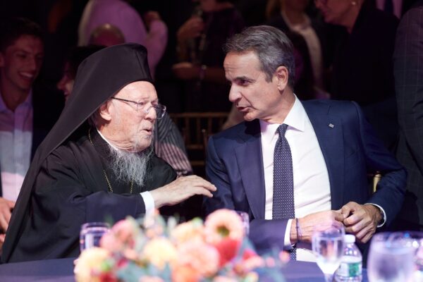 Ο Οικουμενικός Πατριάρχης Βαρθολομαίος συνομιλεί με τον πρωθυπουργό Κυριάκο Μητσοτάκη για τα εκκλησιαστικά ζητήματα.