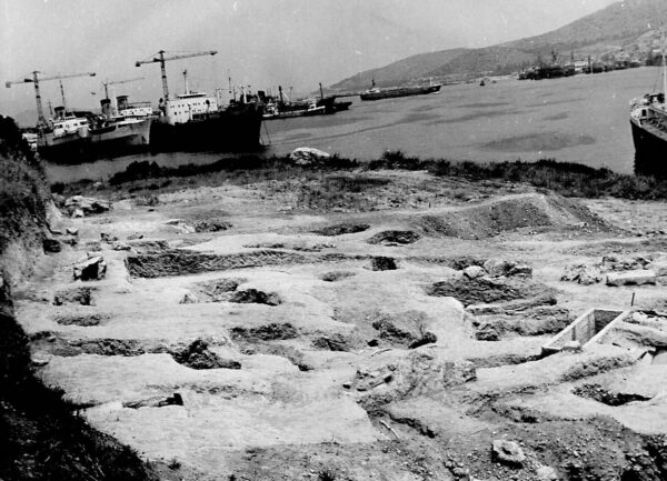 Αρχαιολογικός χώρος κοντά σε λιμάνι με πλοία και γερανούς, όπου θάφτηκε η Ναυμαχία της Σαλαμίνας.