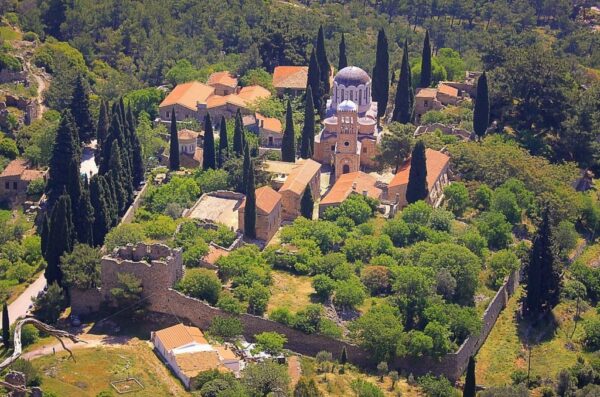 Αεροφωτογραφία της Νέας Μονής στη Χίο, με τα κτίρια και τους πυλώνες της να δεσπόζουν μέσα στο πράσινο.
