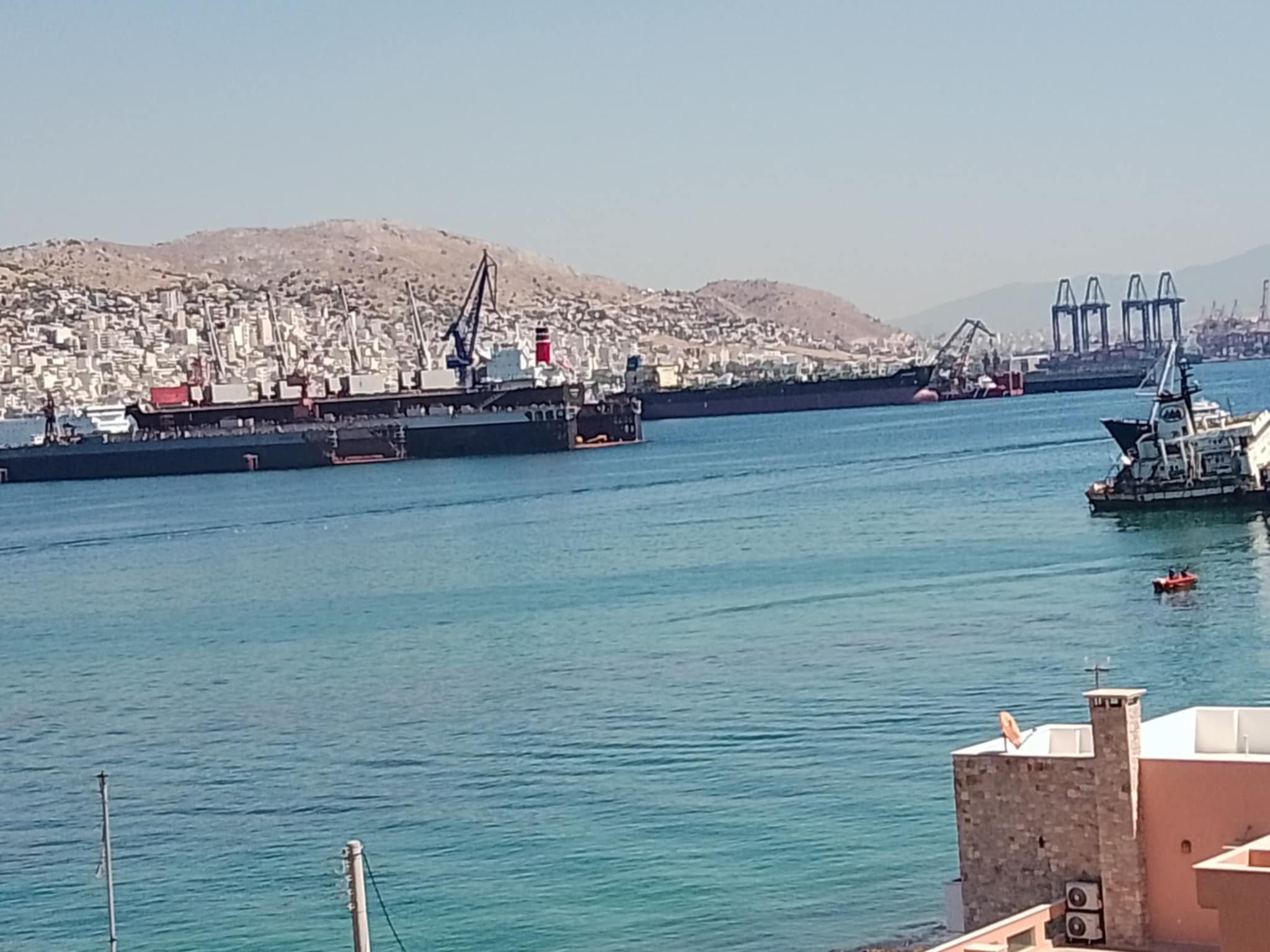 Πετρελαιοκηλίδα κοντά στα Παλούκια της Σαλαμίνας