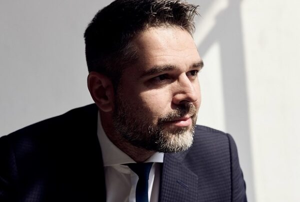 Ο Γ. Σαρακιώτης αναφέρεται στην απουσία του κ. Μητσοτάκη στη Νέα Υόρκη, με το βλέμμα του στραμμένο προς τα έξω.