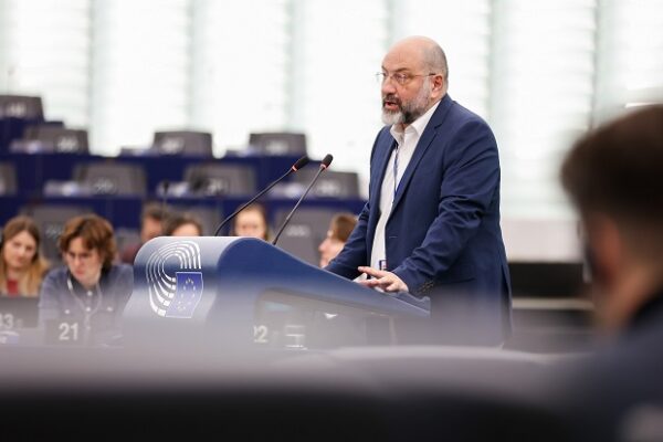 Ο Σάκης Αρναούτογλου μιλάει στην Κομισιόν για το πράσινο υδρογόνο και την Ελλάδα.