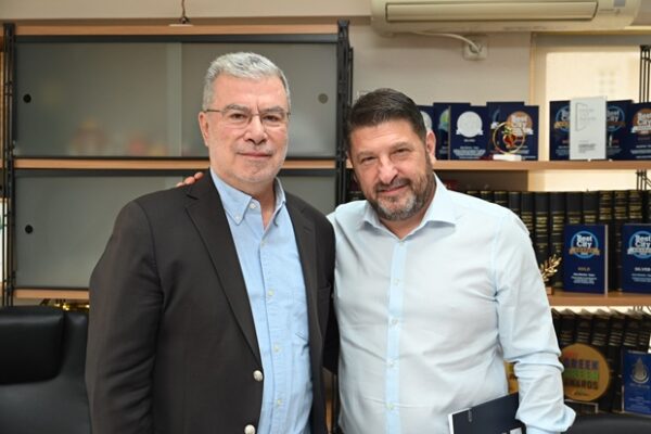 Ο Νίκος Χαρδαλιάς με τον Δήμαρχο Μοσχάτου-Ταύρου, Γιάννη Κριεκούκη, συζητούν για έργα στην Αττική.