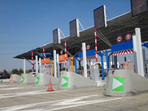 Σταθμός διοδίων με μπάρες και πινακίδες, όπου η ΑΑΔΕ καθιστά μη υποχρεωτική την εκτύπωση της απόδειξης διοδίων.