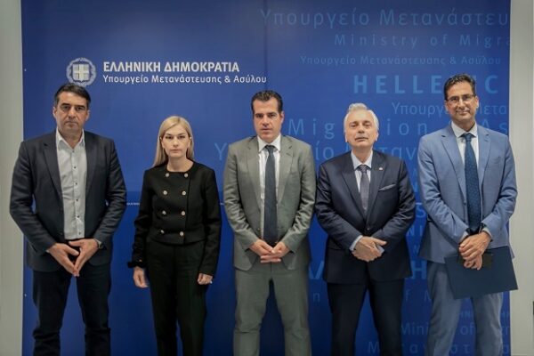 Ομάδα εκπροσώπων του Ελληνικού Ερυθρού Σταυρού και του Υπουργείου Μετανάστευσης και Ασύλου ποζάρουν για φωτογραφία μετά τη σύναψη μνημονίου συνεργασίας.