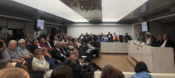 Συνέδριο INSOCIAL για το Ταμείο Ανάκαμψης με ομιλητές και κοινό να παρακολουθούν τις επενδύσεις.
