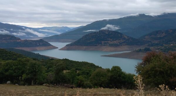 Το τοπίο με τη λίμνη και τα βουνά υπογραμμίζει τις καθυστερήσεις στις υποδομές της περιοχής.