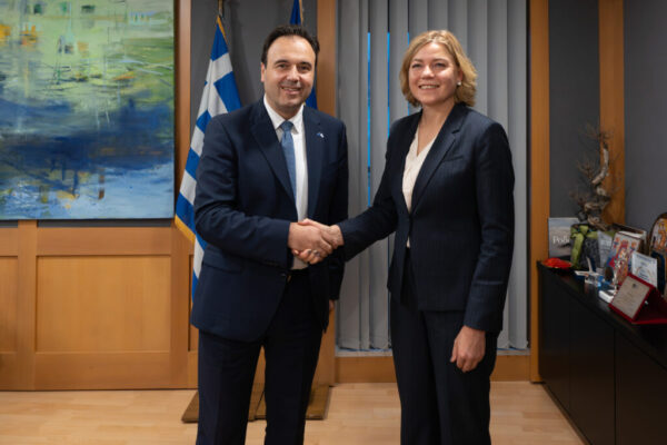 Ο Δημήτρης Παπαστεργίου συνομιλεί με την Επίτροπο για την ισότητα, Ηλένα Ντάλι, για την ευρωπαϊκή προσέγγιση ageverification στο «KidsWallet».