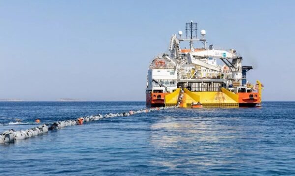 Σκάφος ποντίζει καλώδιο στην θάλασσα, σχετικό με την Κύπρο και την Κάσο, ενώ η Αθήνα αντιμετωπίζει την Τουρκία.