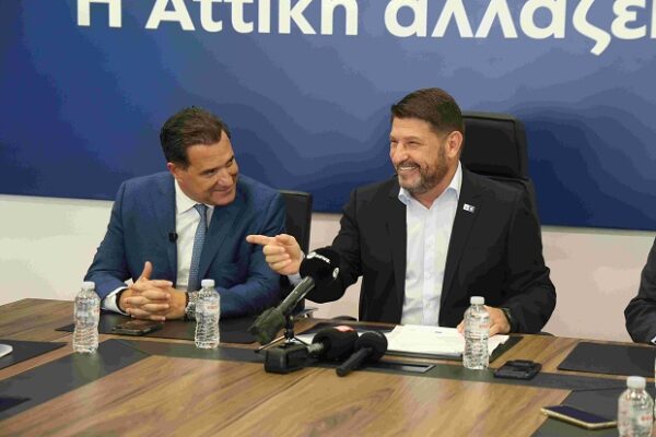 Δύο άνδρες σε επίσημη συνάντηση για την Περιφέρεια Αττικής και την ενίσχυση Νοσοκομείων και Μονάδων Υγείας.
