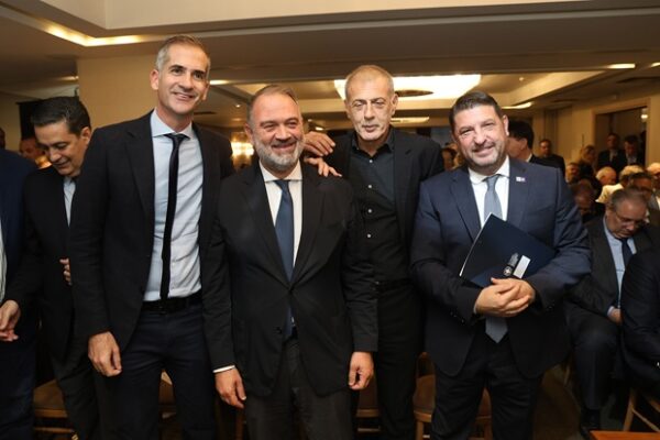 Ο Νίκος Χαρδαλιάς με συνεργάτες του στην Αττική, όπου η ενίσχυση της ανθεκτικότητας αποτελεί προτεραιότητα.
