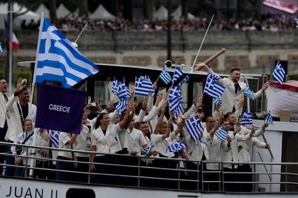 Η ΔΕΗ Team Hellas με την Ελληνική Ολυμπιακή Επιτροπή να γιορτάζει με ελληνικές σημαίες την χορηγία έως το Los Angeles 2028.