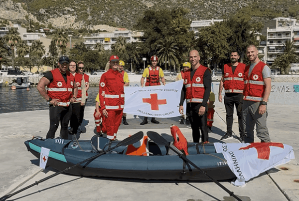 Ο Σωτήρης Μπαρμπαρόσος και μέλη του Ελληνικού Ερυθρού Σταυρού στέλνουν μήνυμα πρόληψης για τον καρκίνο του μαστού.