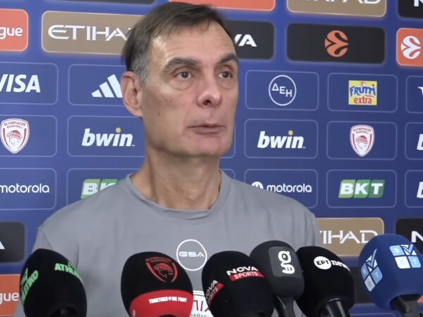 Ο Μπαρτζώκας μιλάει για τη Μονακό, μια από τις ισχυρές ομάδες, σε συνέντευξη τύπου.