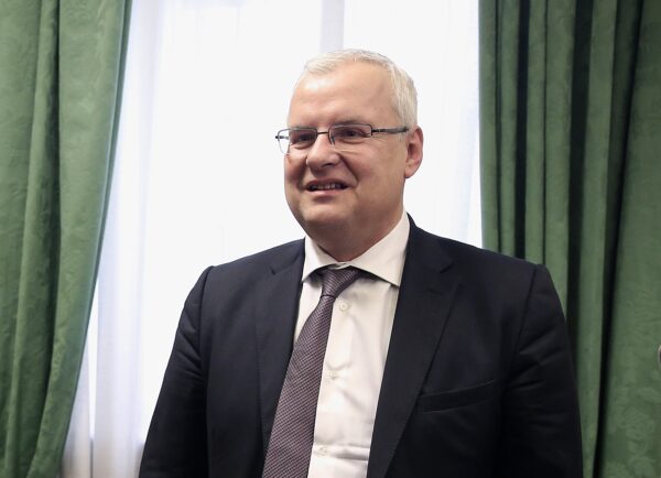 Ο Ιλχάν Αχμέτ τονίζει ότι η στέγη είναι θεμελιώδες κοινωνικό δικαίωμα και όχι προνόμιο.