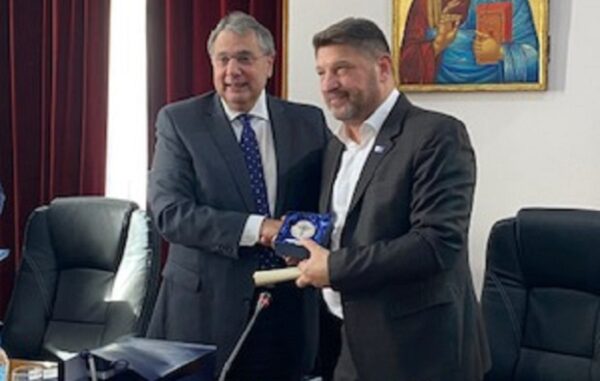 Ο Περιφερειάρχης Αττικής παραλαμβάνει υπόμνημα με 5 σημεία αναφοράς από τον Ε.Β.Ε.Π.