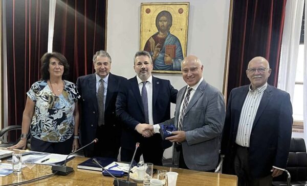 Ομάδα ατόμων συζητά το ενεργειακό κόστος στη βιομηχανία και τη μεταποίηση και τις εξελίξεις στα Τελωνεία.