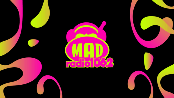 Το λογότυπο του MAD Radio 106.2 με έντονα χρώματα και αφηρημένα σχήματα, που εκφράζει περισσότερη μουσική και ενέργεια.