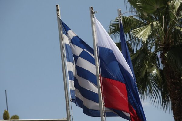 Η ελληνική και η ρωσική σημαία κυματίζουν στον αέρα, συμβολίζοντας τις σχέσεις μεταξύ Ελλάδος και Ρωσίας.