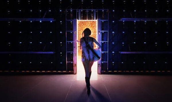Η Taylor Swift μπαίνει σε μια πόρτα με φως, ετοιμάζοντας το απόλυτο streaming event της χρονιάς.