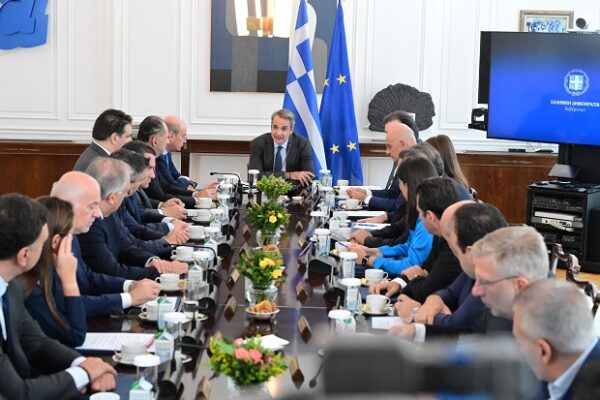 Ο πρωθυπουργός Κυριάκος Μητσοτάκης σε σύσκεψη της κυβέρνησης για τις ελληνοτουρκικές σχέσεις.