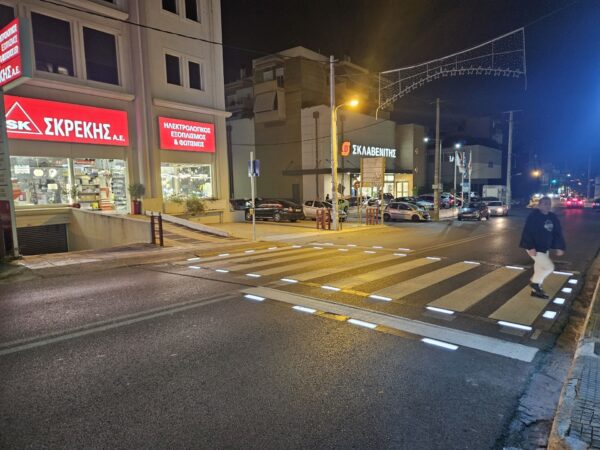 Έξυπνες διαβάσεις στον Δήμο Ηρακλείου Αττικής, στη λεωφόρο Ηρακλείου, με φωτισμό LED για αυξημένη ασφάλεια πεζών.