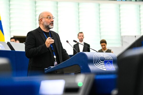 Ο Σάκης Αρναούτογλου μιλάει στην Κομισιόν για τη φέτα και τον εμβολιασμό αιγοπροβάτων.