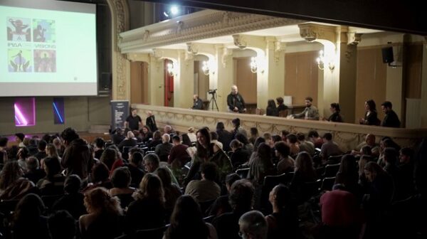 Στο Φεστιβάλ Δράμας στην Αθήνα, κοινό παρακολουθεί τις ελληνικές σπουδαστικές ταινίες στην Ιριδα.