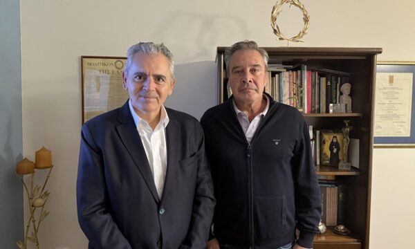 Ο Μάξιμος Χαρακόπουλος με τον Δ/ντή της 1ης ΣΑΕΚ συζητούν για την ενίσχυση της επαγγελματικής εκπαίδευσης.