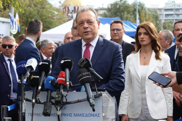 Ο Σωκράτης Φάμελλος μιλάει σε δημοσιογράφους για την μάχη κατά του φασισμού και την προσφορά ηρώων στην Ελλάδα.