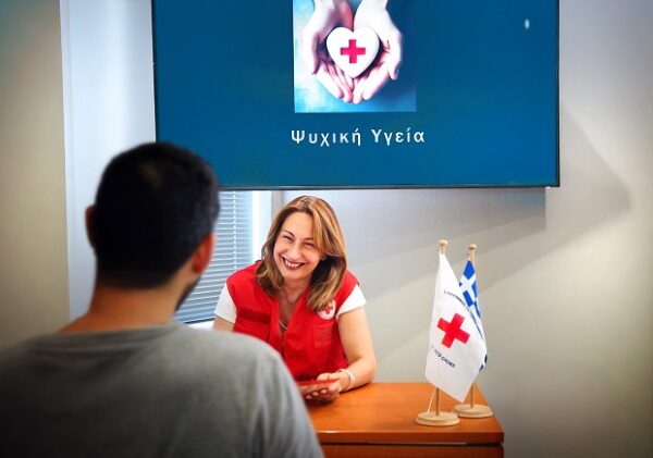 Γυναίκα του Ελληνικού Ερυθρού Σταυρού στέλνει μήνυμα στήριξης για την Παγκόσμια Ημέρα Ψυχικής Υγείας.