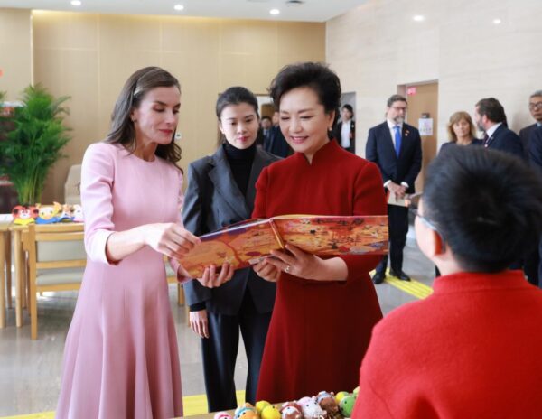 Η Βασίλισσα Λετίθια και η Peng Liyuan παρουσιάζουν ένα βιβλίο σε εκδήλωση για την παγκόσμια διακυβέρνηση.