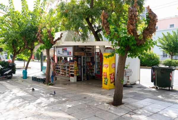 Περίπτερο με προϊόντα και ψιλικά, όπου αναφέρεται η εξαίρεση του κύκλου εργασιών για το ελάχιστο καθαρό εισόδημα.