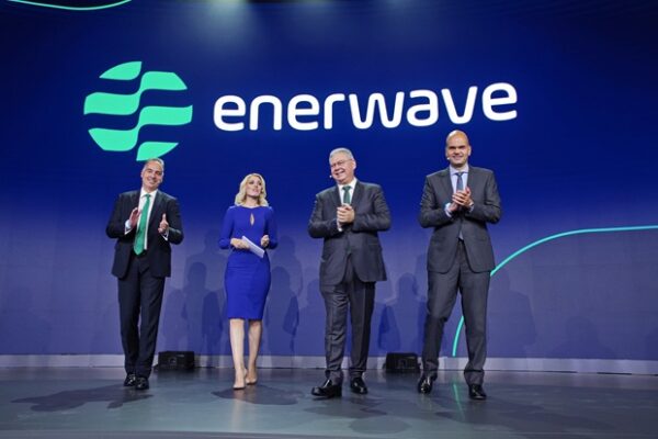 Τέσσερις εκπρόσωποι της Enerwave στην παρουσίαση του νέου κύματος ενέργειας, καλωσορίζοντας την αλλαγή.