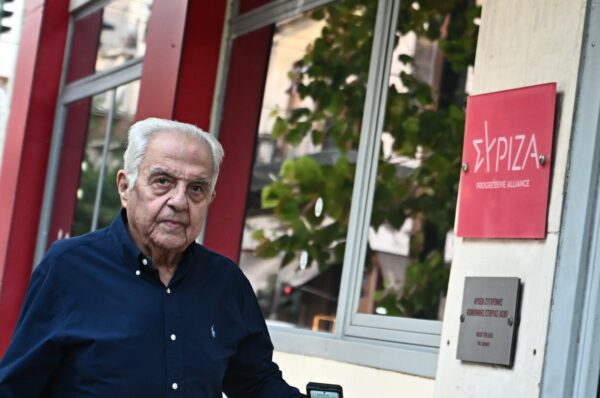 Ο Αλέκος Φλαμπουράρης έξω από τα γραφεία του ΣΥΡΙΖΑ, λίγες μέρες πριν τον θάνατό του.