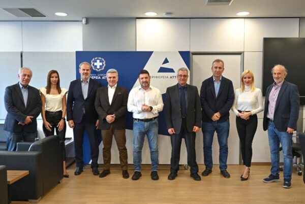 Ο Νίκος Χαρδαλιάς με συνεργάτες του στην Περιφέρεια Αττικής, συζητώντας για έργα και λύσεις στη Νέα Ιωνία.