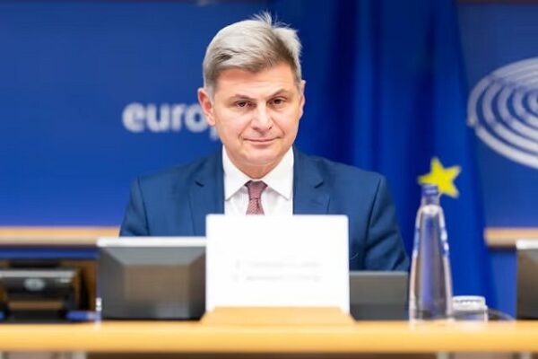 Ο Ευρωβουλευτής Φαραντούρης θέτει ερώτηση στην Κομισιόν σχετικά με τα funds και τους servicers στην Ελλάδα.