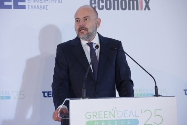 Ο Γ. Στασινός μιλάει στο Συνέδριο «Green Deal Greece 2025» του ΤΕΕ, αναδεικνύοντας τη σημασία της πράσινης μετάβασης.