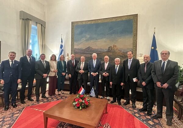 Ο Ν. Κακλαμάνης με την ελληνική αντιπροσωπεία συζητούν για την ειρήνη στην Ουκρανία και την Κύπρο.