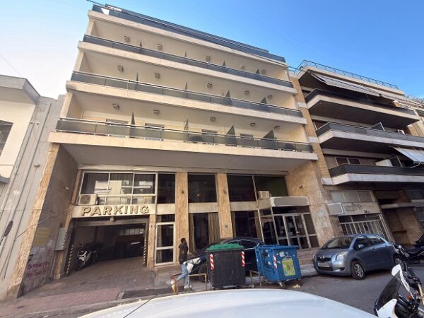 Κτίριο στην Κυψέλη με είσοδο parking, όπου βρίσκεται η μονάδα φροντίδας ηλικιωμένων που σφραγίστηκε με εντολή του Νίκου Χαρδαλιά.