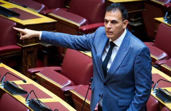 Ο Γ. Καραμέρος μιλάει στη Βουλή για την πρόσβαση στους ανοιχτούς χώρους εστίασης.