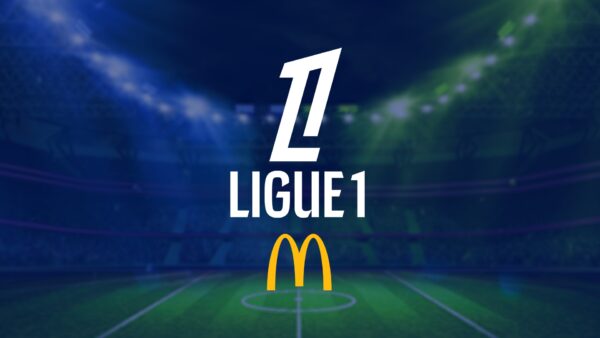 Το λογότυπο της Ligue 1 με το σήμα των McDonald's σε φόντο γηπέδου ποδοσφαίρου.
