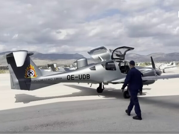 Diamond DA62 MPP αεροσκάφος επιτήρησης της Πυροσβεστικής Σώματος με πινακίδα OE-UDB σε αεροδρόμιο.