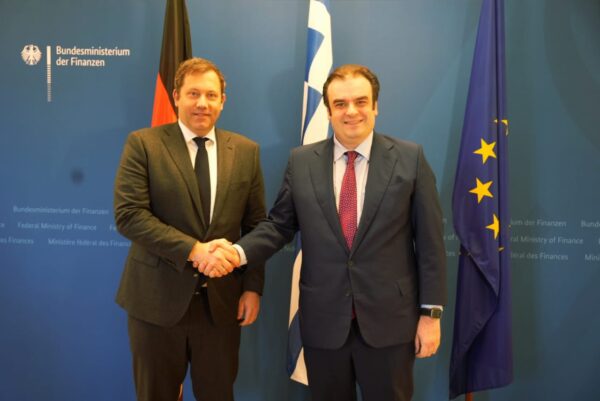 Ο Κυριάκος Πιερρακάκης συναντάται με τον Γερμανό ομόλογό του, εμβαθύνοντας τη σχέση Ελλάδας-Γερμανίας και την επένδυση σε μια ισχυρή Ευρώπη.