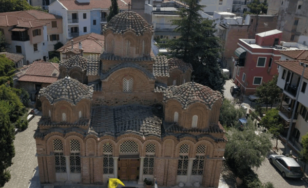 Εναέρια άποψη του Βυζαντινού Ιερού Ναού αγίας Αικατερίνης, όπου τελέστηκε η Θεία Λειτουργία.